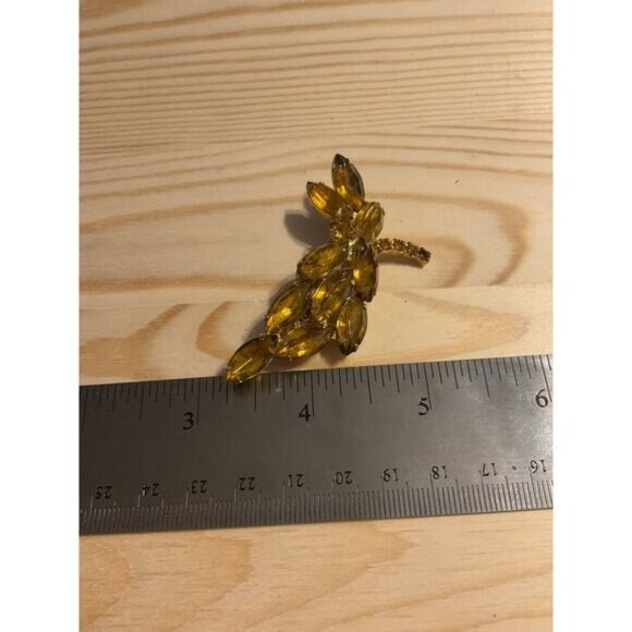 Vintage Gold Leaf Brooch With Yellow Amber Tone Rhinestones - Picture 5 of 5